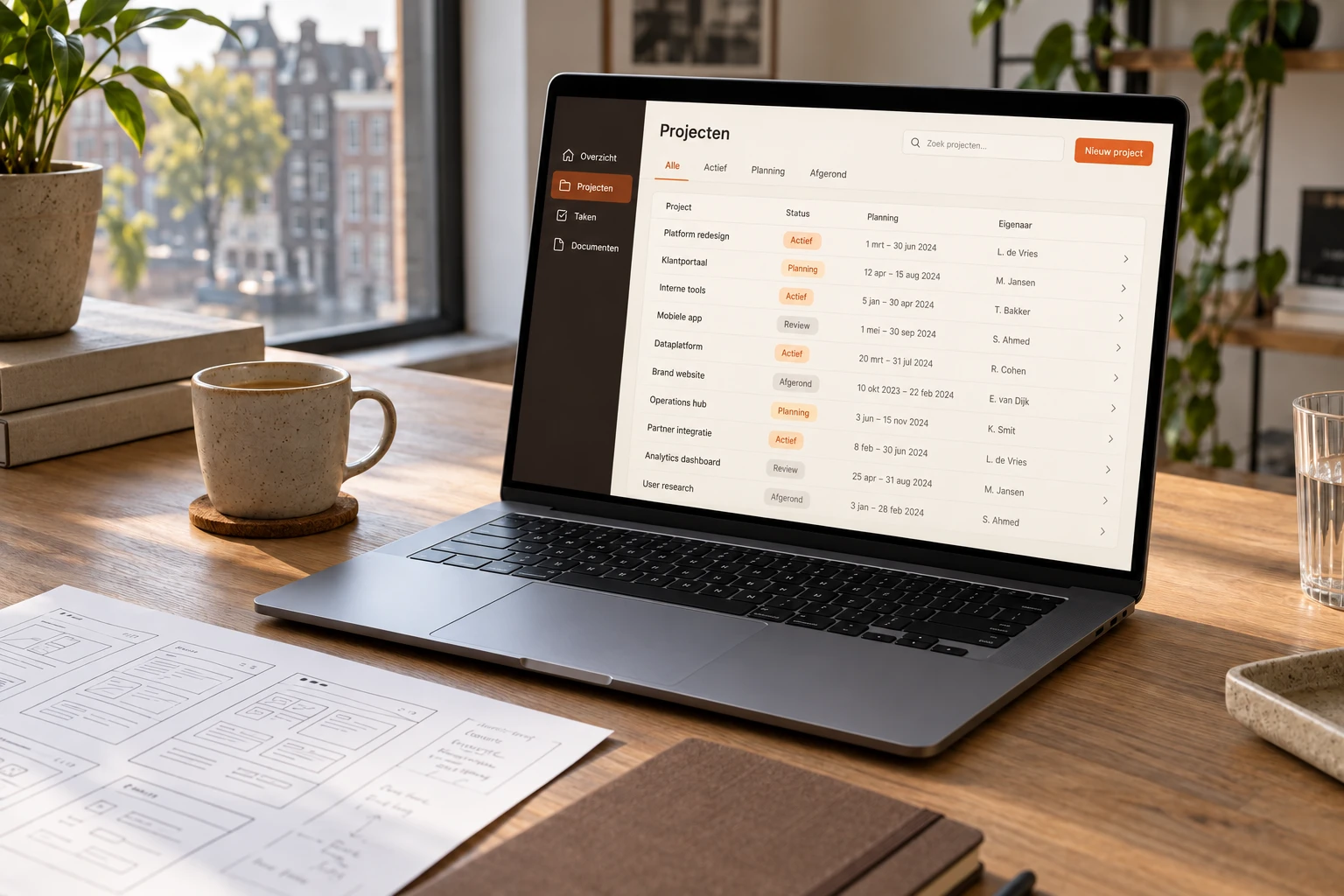 Illustratief werkbeeld: een bedrijfsapplicatie en wireframes op een ontwerpwerkplek