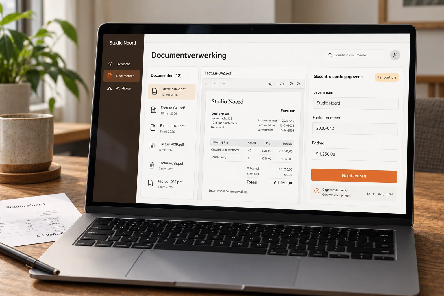 Illustratieve AI-documentverwerking op een laptop met een menselijke controlestap